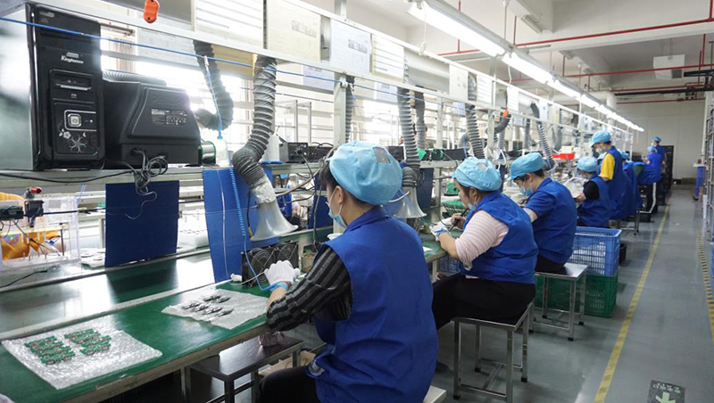 Công nhân đang làm việc trong nhà máy Công nhân đang làm việc trong nhà máy