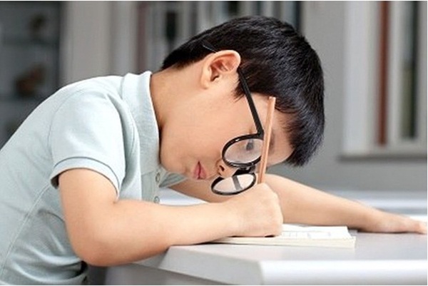 Ngồi học sai tư thế là nguyên nhân gây gù lưng ở trẻ