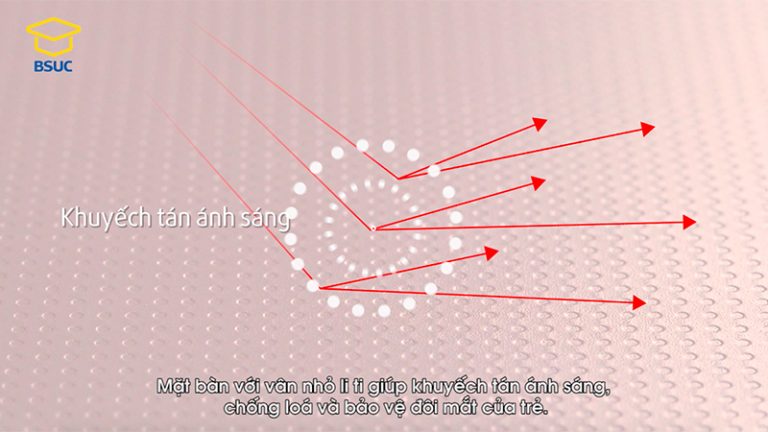 Mặt bàn với vân nhỏ li ti giúp khuếch tán ánh sáng và chống loá bảo vệ đôi mắt của bé