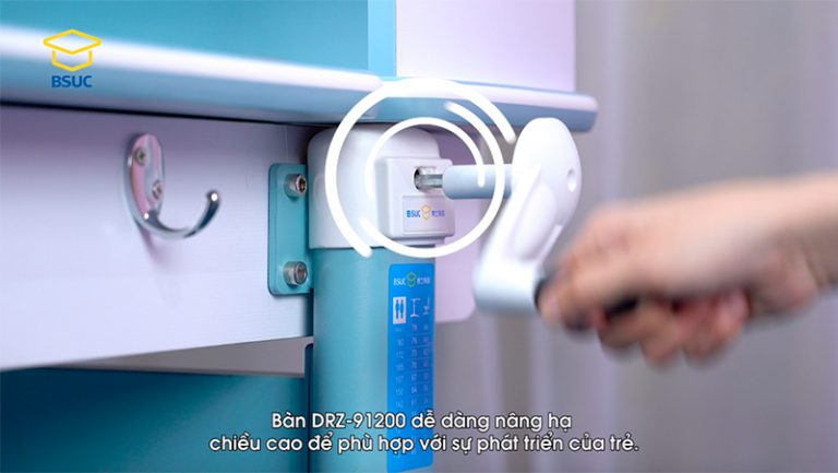 Bàn học DS-91200L-1 dễ dàng nâng hạ chiều cao phù hợp với chiều cao của trẻ