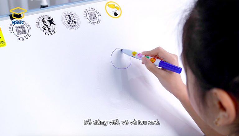Mặt bàn formica dễ dàng viết, vẽ và lau xoá