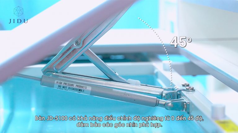Bàn học có thể điều chỉnh góc nghiêng linh hoạt phù hợp nhu cầu học tập của bé
