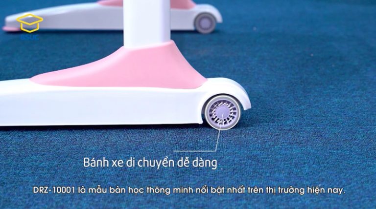 Bánh xe của bàn học giúp bé di chuyển linh hoạt