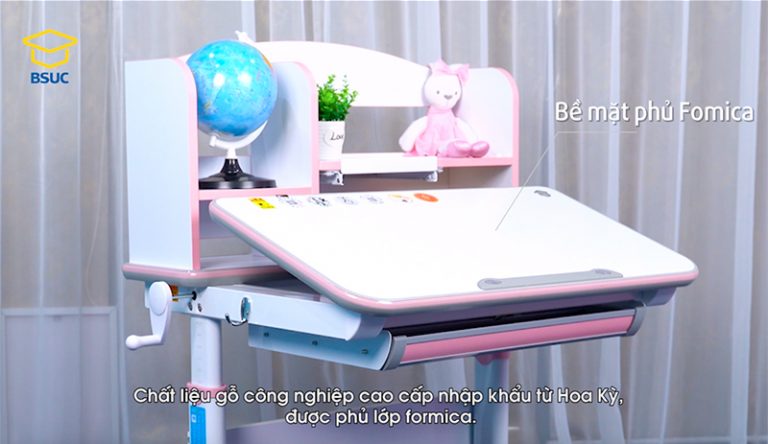 Bàn được sản xuất từ chất liệu gỗ nhâph khẩu từ Hoa Kỳ, được sơn phủ formica an toàn cho trẻ nhỏ.