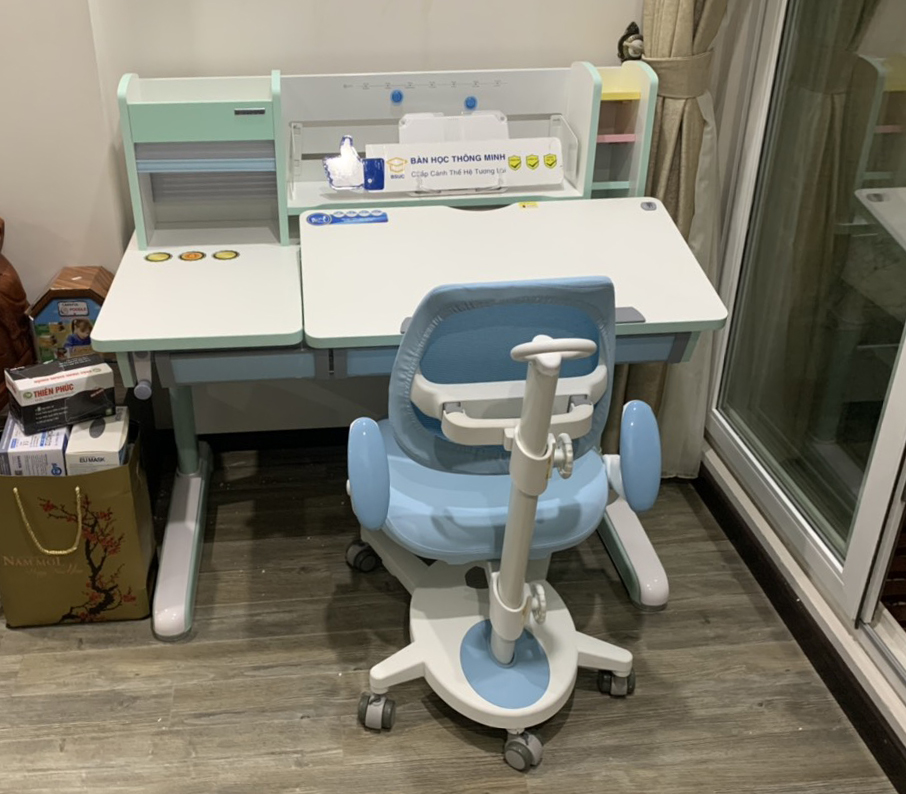 Bộ bàn học chống gù hiện đại này sẽ là món quà rất ý nghĩa cho bé nhà bạn