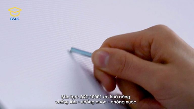 Bề mặt bàn học DRZ-10001 có khả năng chống xước