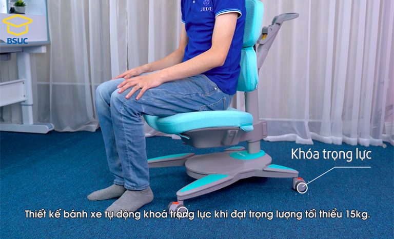 Bánh xe tự động khoá trọng lực giúp cố định tư thế của người ngồi.