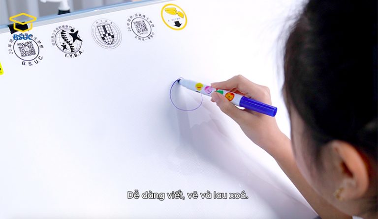 Mặt bàn học dễ dàng viết, vẽ và lau xoá