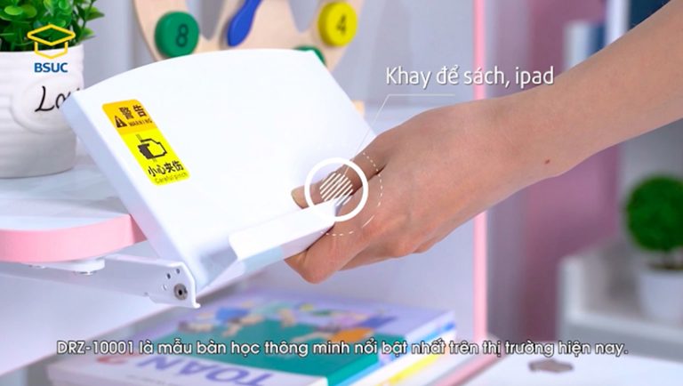 Khay để sách hoặc ipad rất tiện dụng cho bé