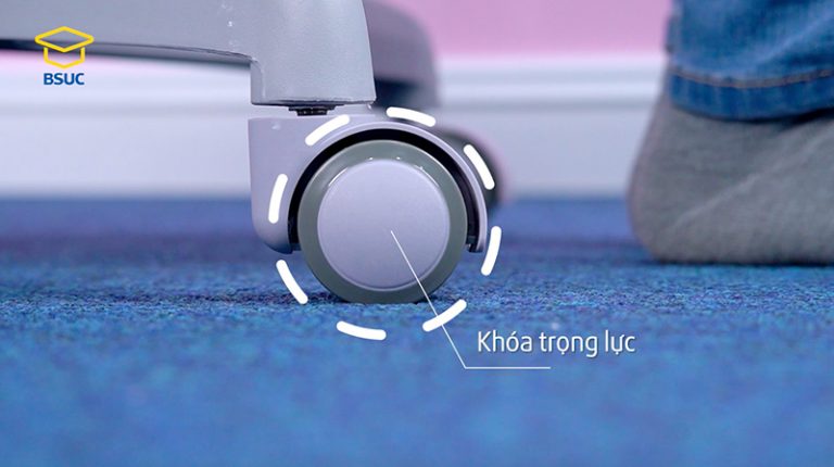 Chế độ tự động khoá trọng lực ở bánh xe dưới chân ghế.